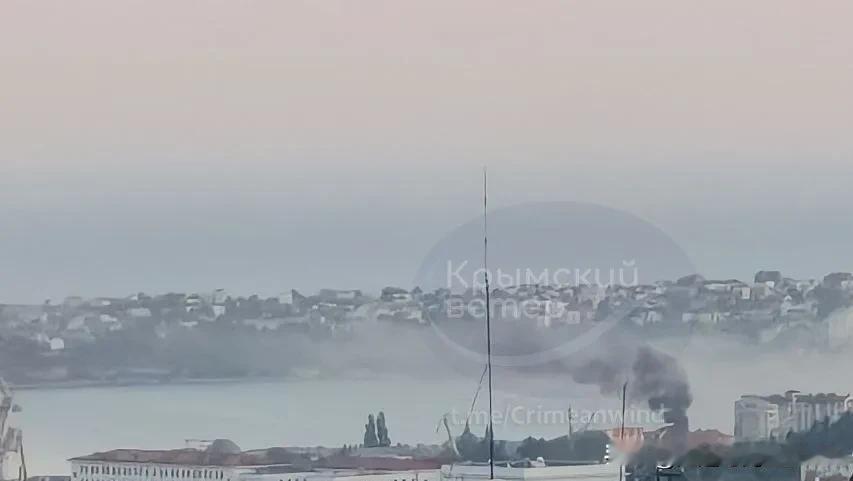克里米亚的爆炸声：传俄军黑海舰队空军总部大楼遭袭


5月27日，被临时占领的克