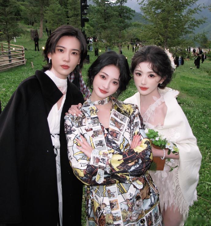 周洁琼新朋故友合照 甜妹本色藏不住了！周洁琼和好友随性合照，鲜活元气的模样治愈所