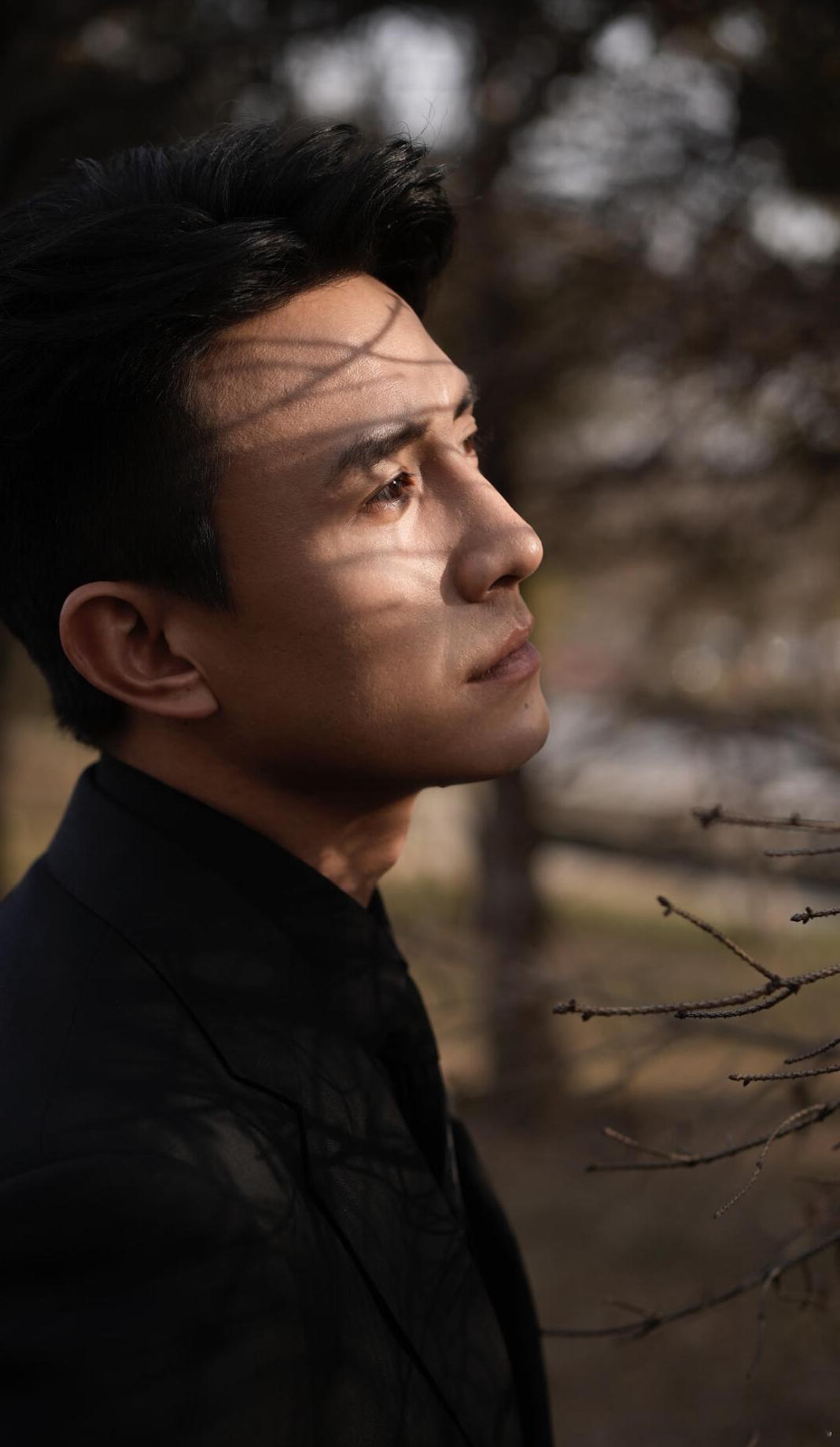 刘萧旭别从手机里看我了 年度大赏当红派对红毯名场面！刘萧旭一现身就引爆全场，尖叫