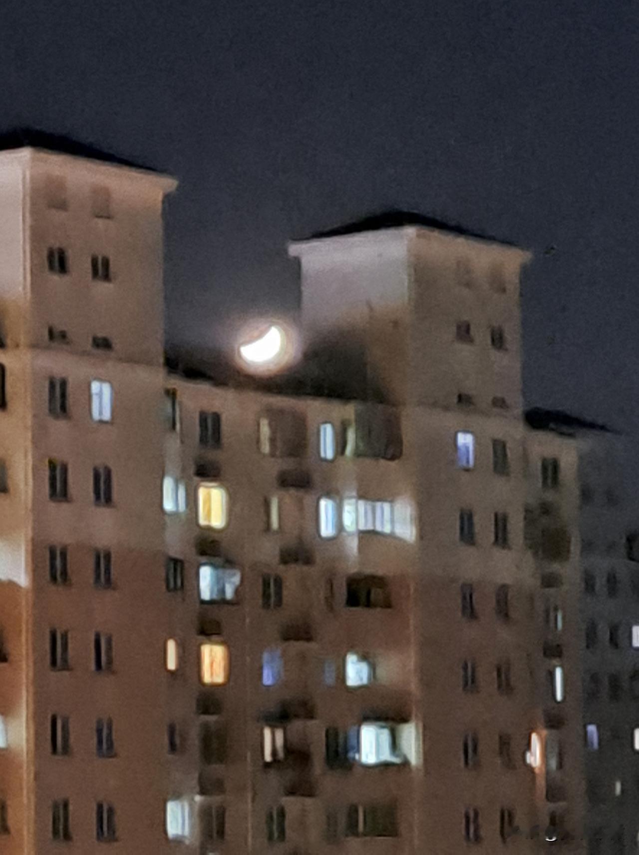 看到这个上联“一帘疏雨催诗瘦”，真的很有意境。那“半轮皎月添风寒”这个下联对得也