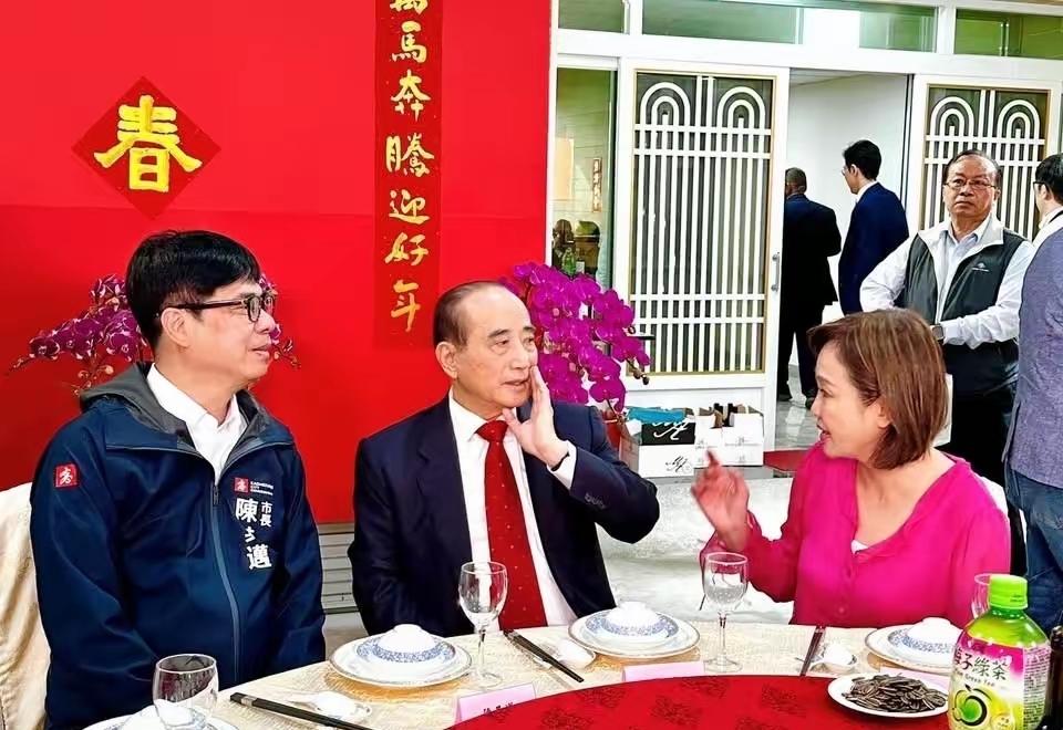 王金平在2025年和2026年各组织两场个人的宴请，他的真实目的是什么？
前后看