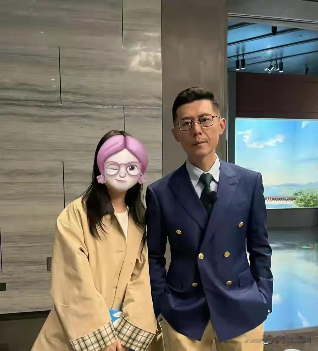 大冰找了一个小女朋友，因为这事网上又吵起来了。

不少人直接扣上双标的帽子，说他
