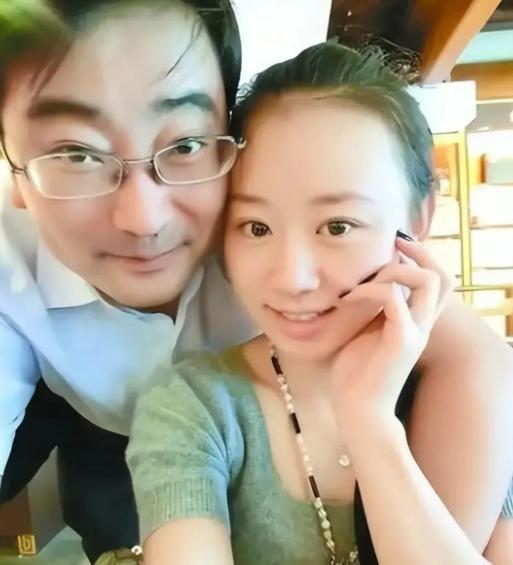2013年，前电视台主持人纪英男实名举报国家档案局原副司长范悦，称其隐瞒已婚事实