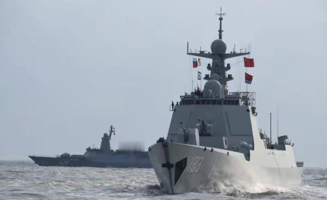 阵仗是不是太大了！国外博主曝光中国在南海集中庞大的双航母战斗群。
 
近期，海外