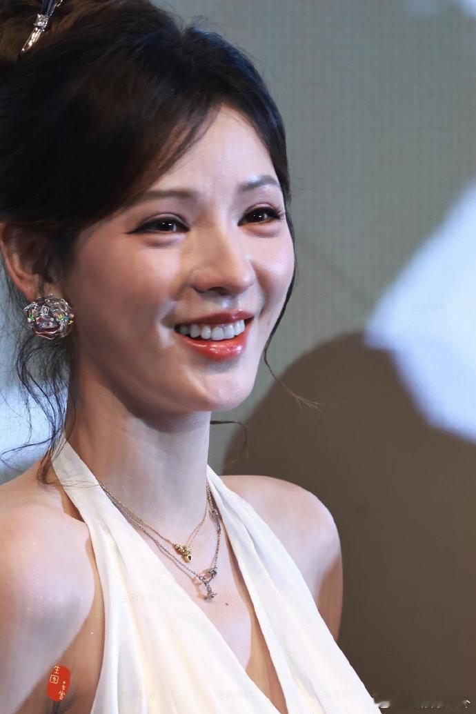 张予曦直播白裙千金感伦敦合伙人看片会直播伦敦合伙人简约纯白长裙穿出豪门大小姐既视