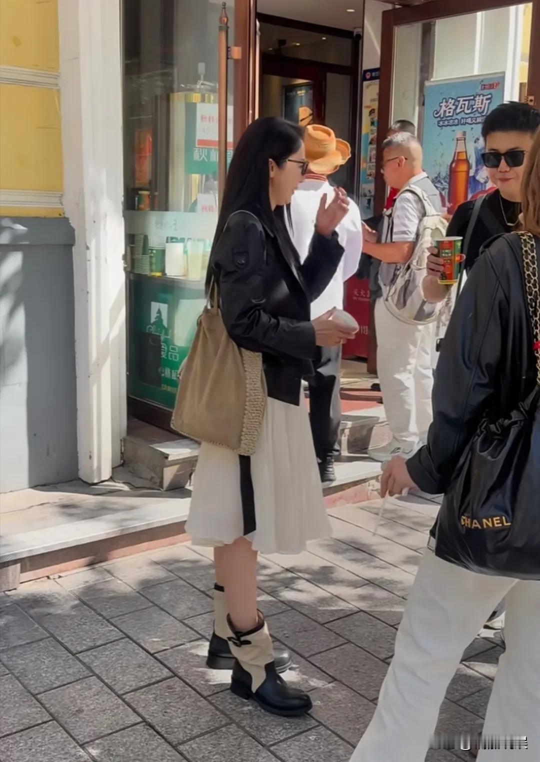 果然，幸福的婚姻生活和甜美的爱情会滋养人，董璇新婚后，真是美到发光了！
47岁的