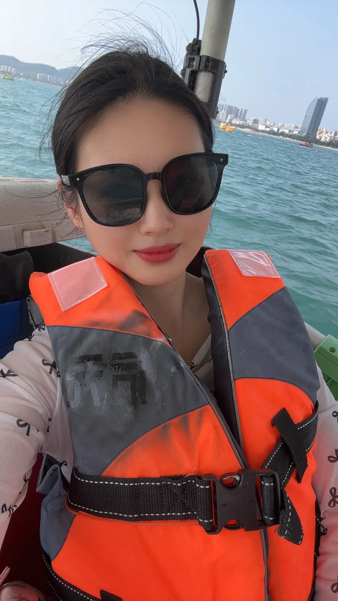 后来，我学会了沉默，学会了后退，我想让自己开心一点