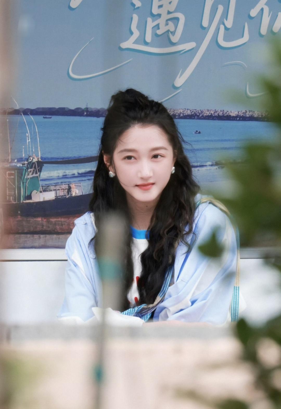 关晓彤烤完的鱼皮焦焦的，那个鱼看起来好好吃的样子！！！ ​​​