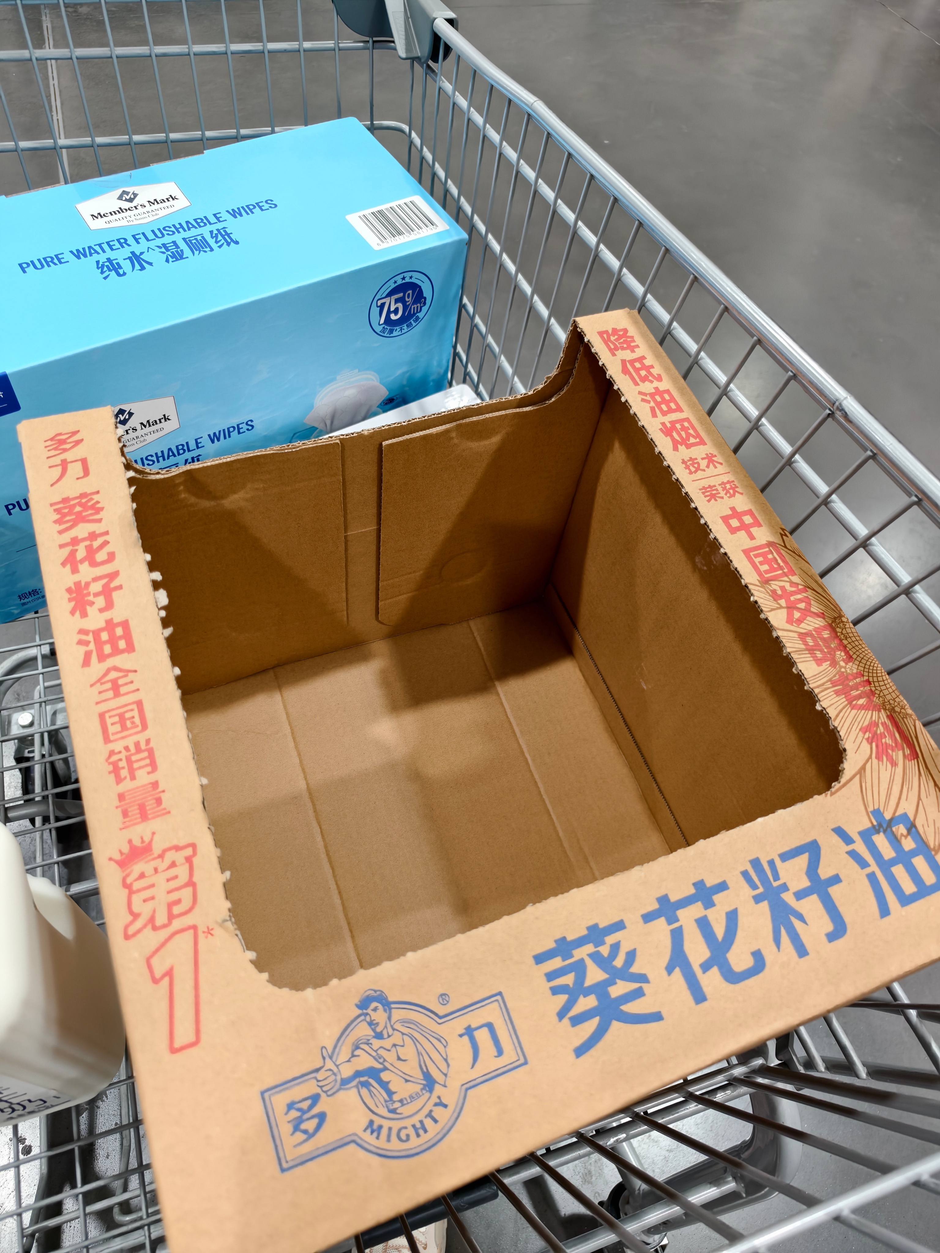 逛山M给小猫顺了个纸箱，买完单发现怎么别人顺的如此漂亮[泪奔][泪奔][泪奔]哼