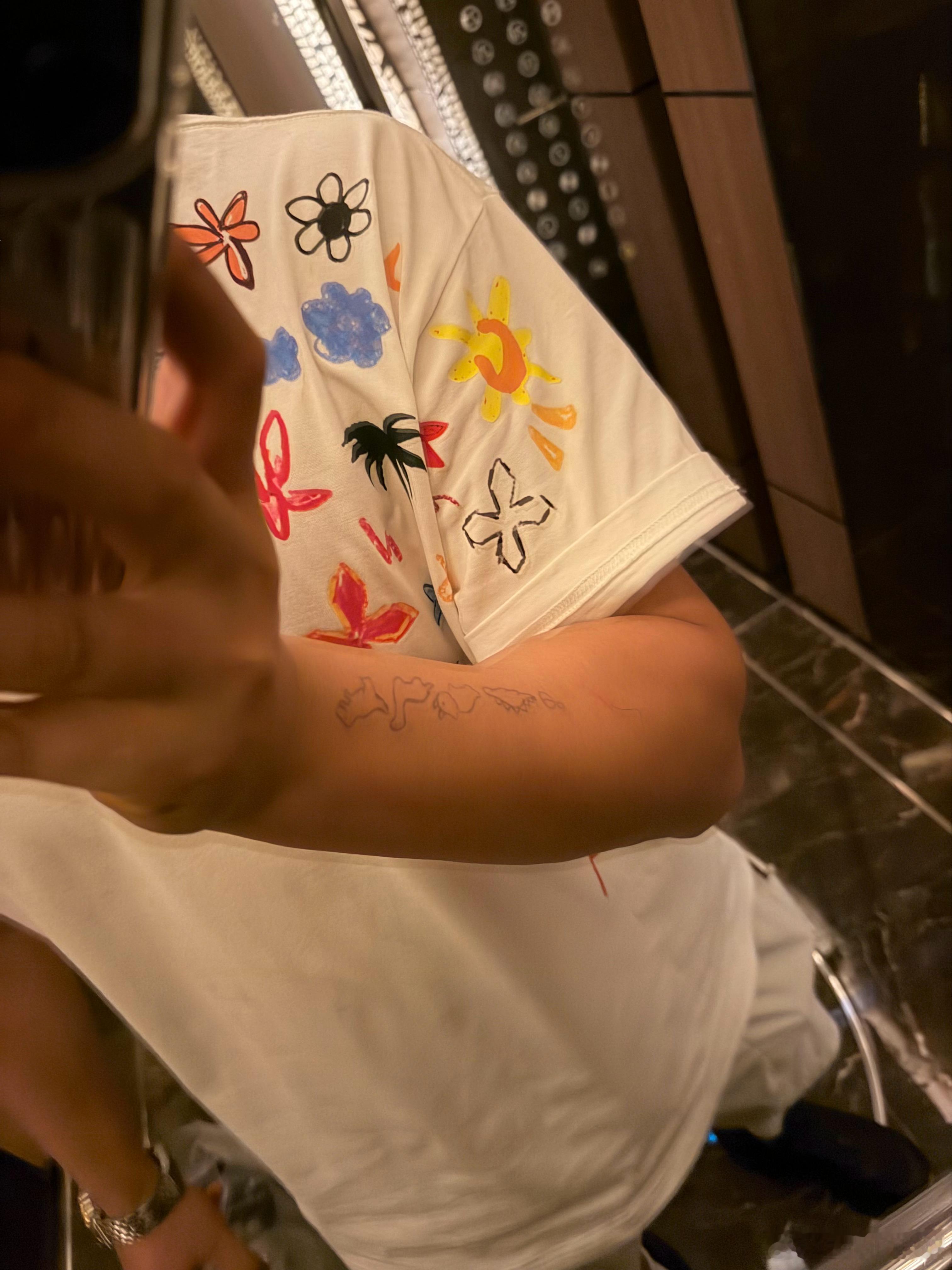 呼呼的刮风，把温度吹成了10几度，前几天还在想要不要买秋装，拉倒吧 买件加绒卫衣