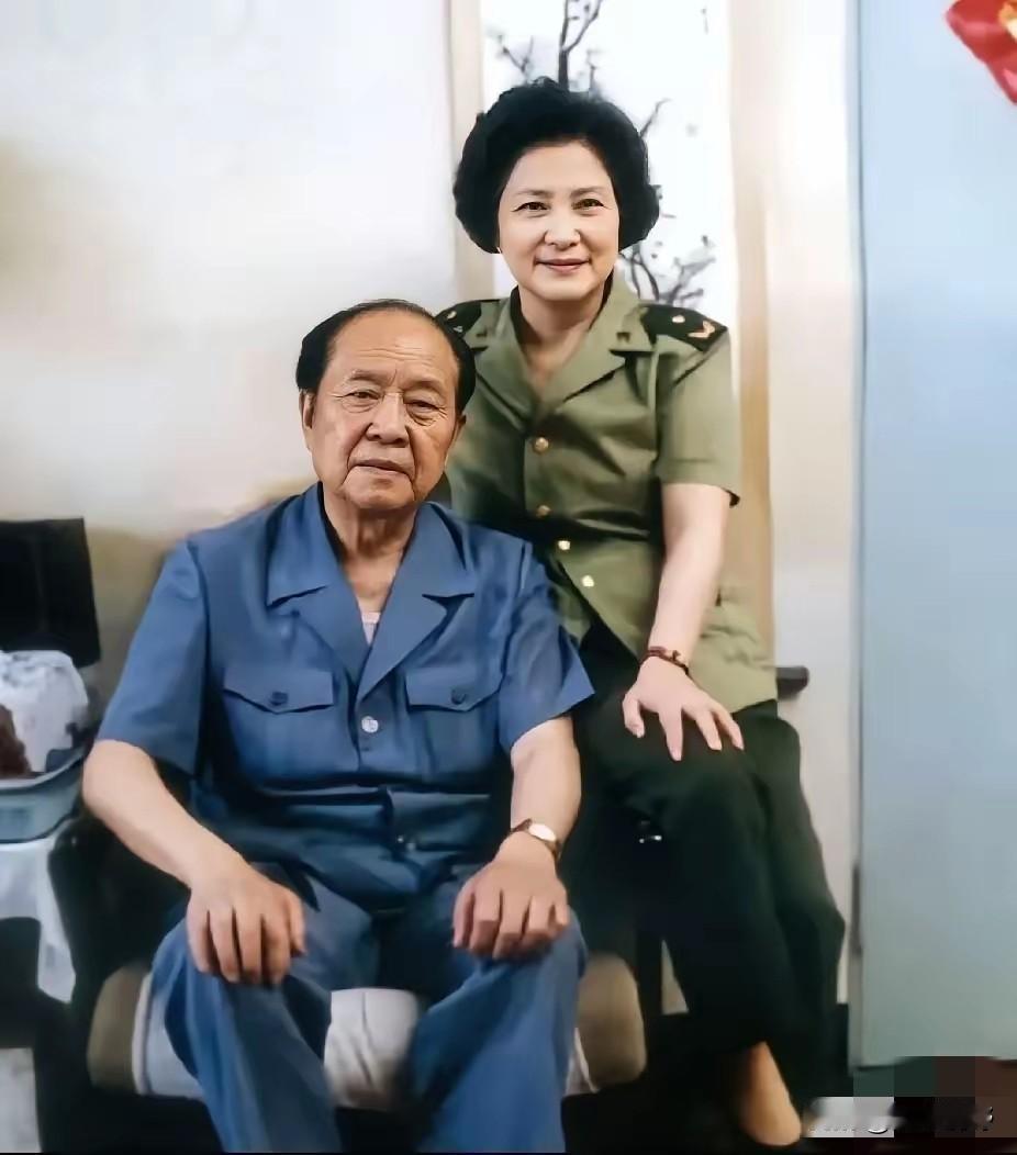 贺龙元帅的女儿贺捷生与丈夫李振军在家中合影。
李振军曾任湖南省委书记、武警部队政