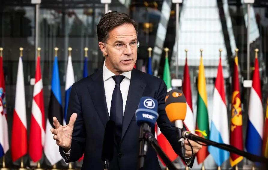 北约秘书长马克·吕特紧紧跟随“爸爸”的脚步，发表声明称他与“爸爸”就格陵兰岛问题