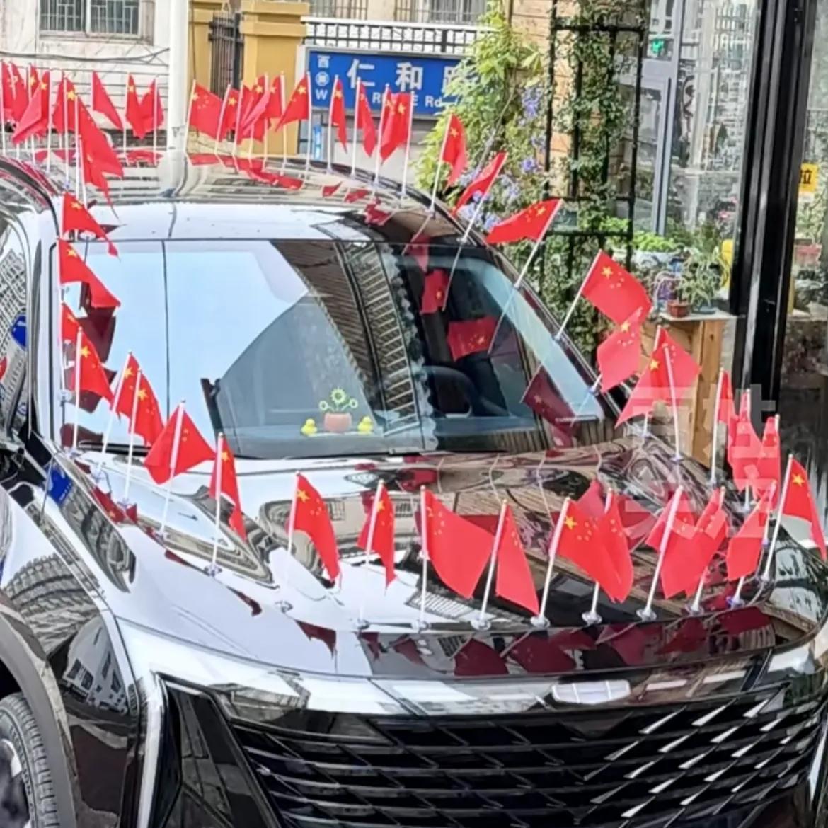 高速路上最美的风景来了！贵州一车子插满国旗被路人拍下，网友戏称：国庆节道路上最显