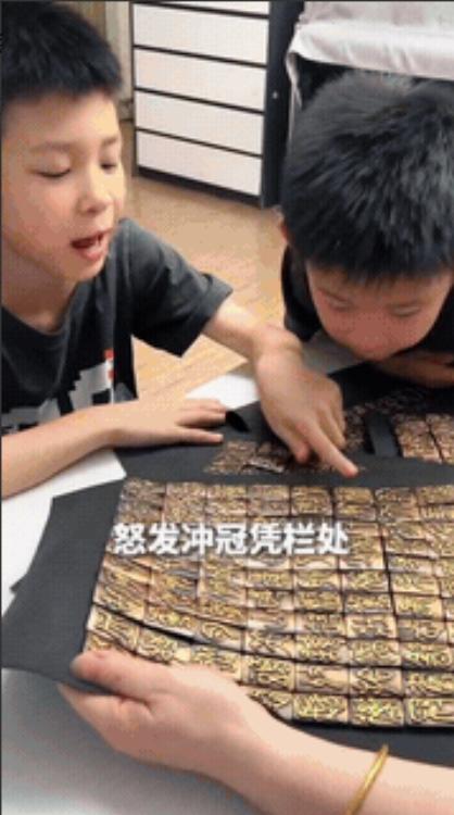 “火到人民日报了！”北京，一位妈妈下班后，不看电视不逛街，不看手机不出门，和双胞