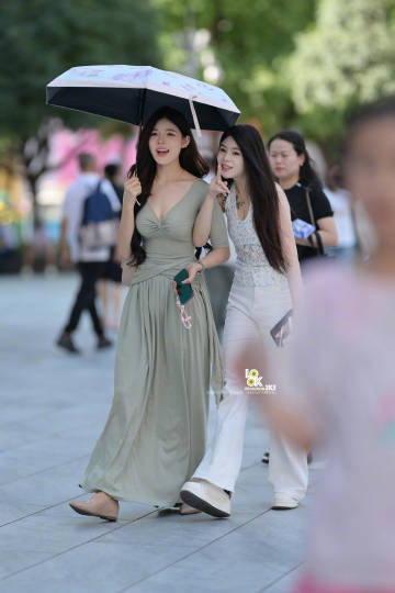 两个小姐姐身材都很好哦！