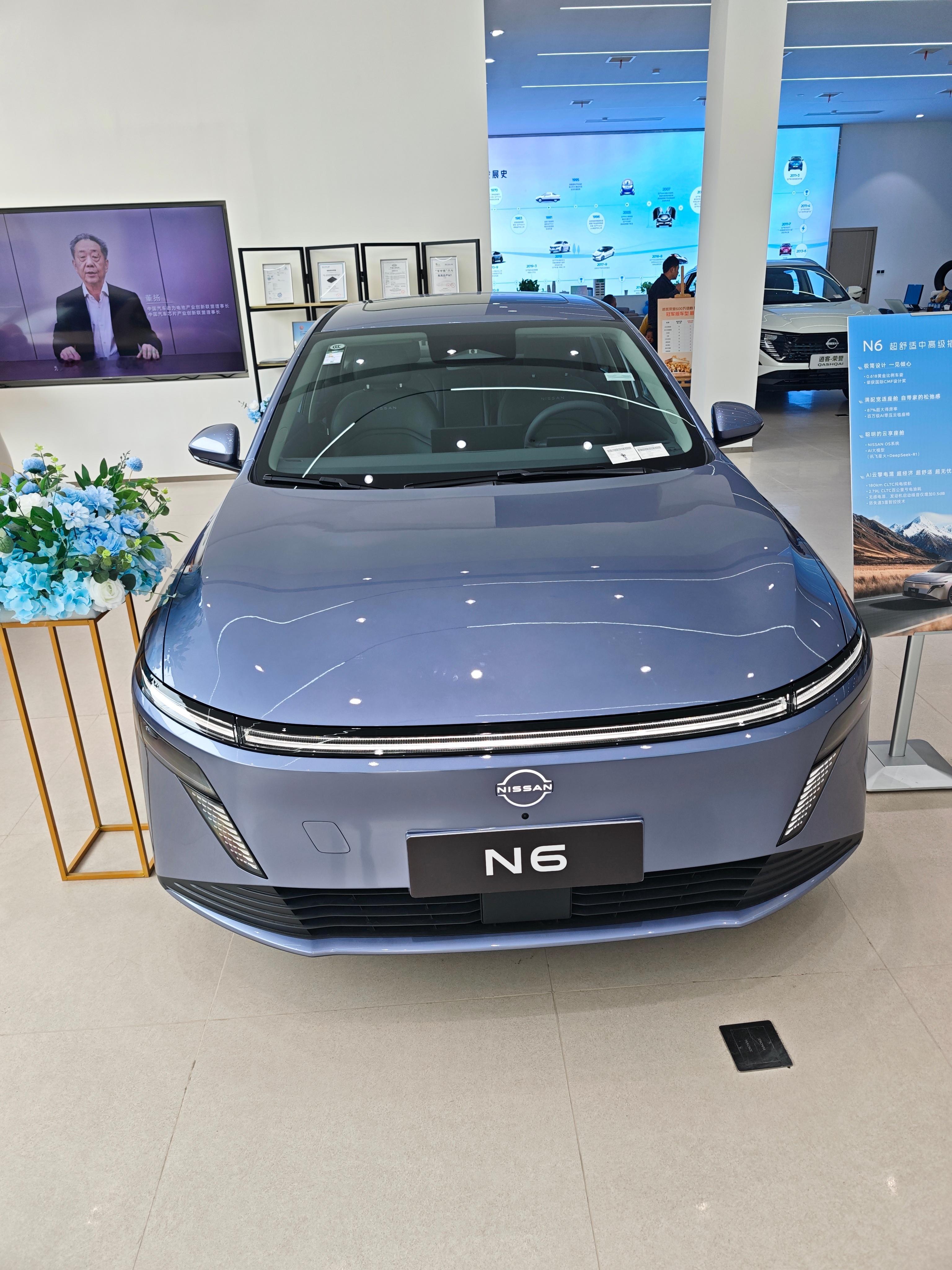 周末去4S店试驾玩N6，简单说几句吧外观设计的还是很漂亮的，前脸贯穿式大灯搭配大