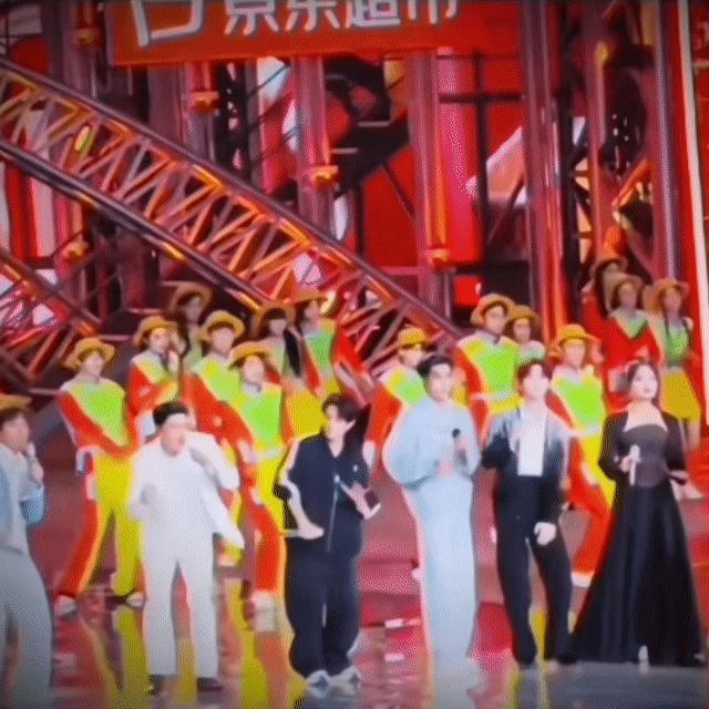 好六团你们在聊什么呢檀健次王鹤棣丁程鑫孟子义李雪琴杨迪候场围聊好热闹！到底在分享