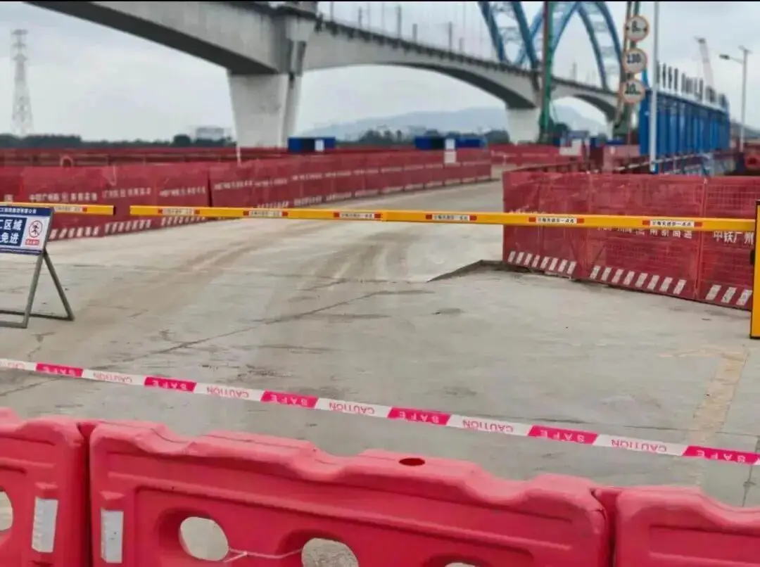 一家5口驾车误入施工通道坠江遇难【不幸！一家五口驾车旅游，误入无任何阻拦的施工通