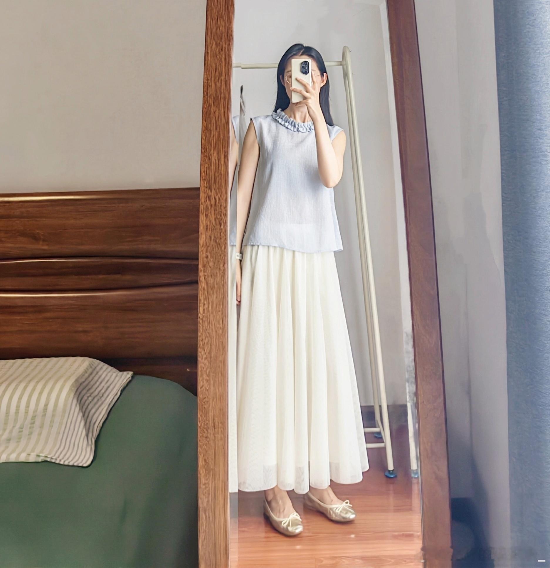 ootd|今日穿搭蓝色小花边领上衣配白色纱纱裙也是极美的昨天和一位同事姐姐聊工作