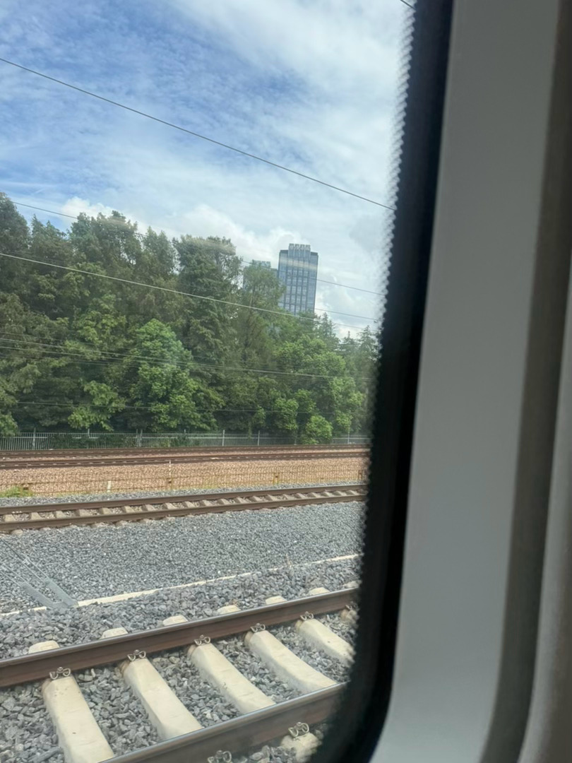 笑鼠，感觉全车都是来上海上班的[挖鼻] ​​​
