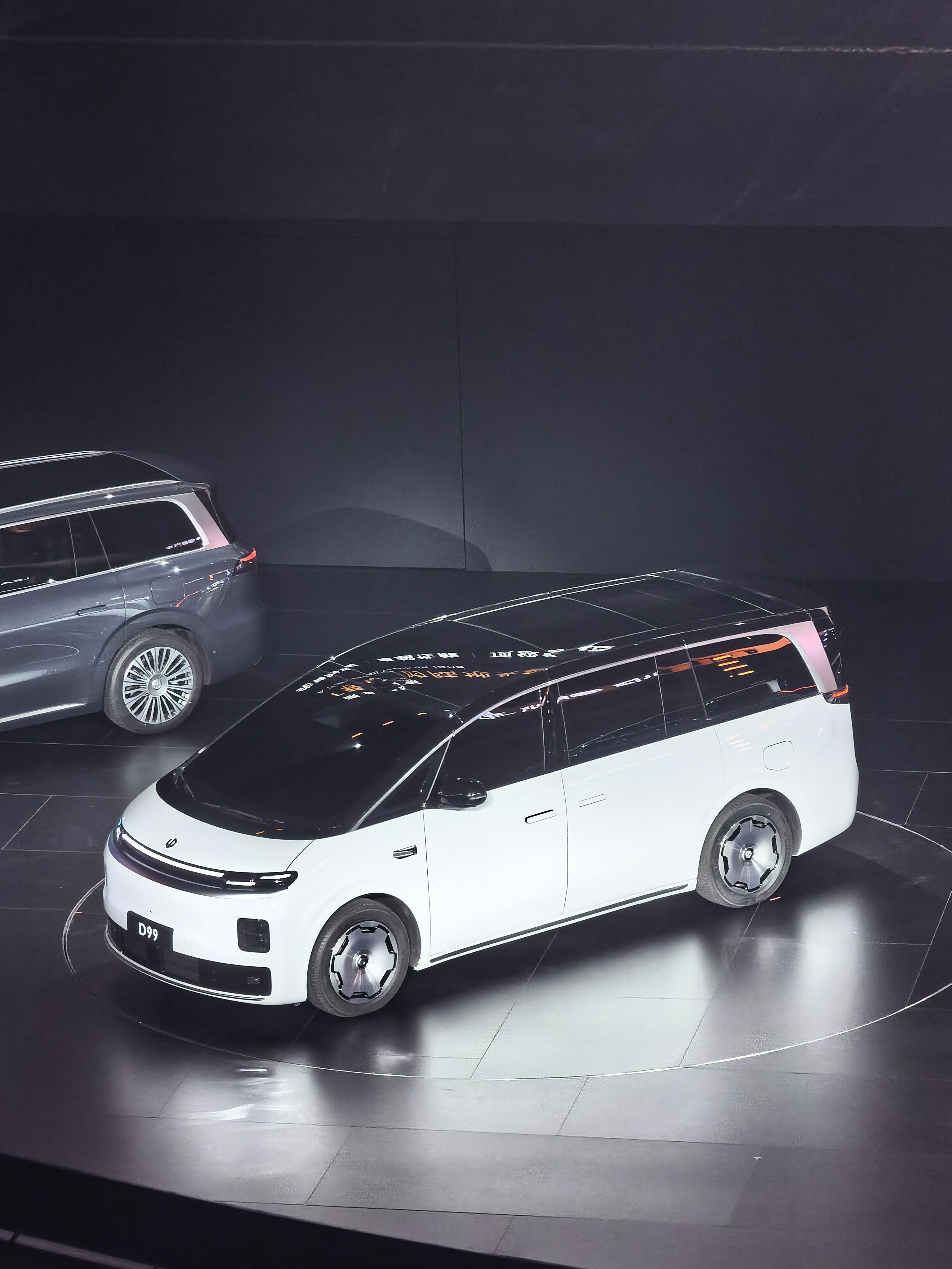零跑的首款 MPV 外观亮相了，D99，今晚十周年都东西有点多啊