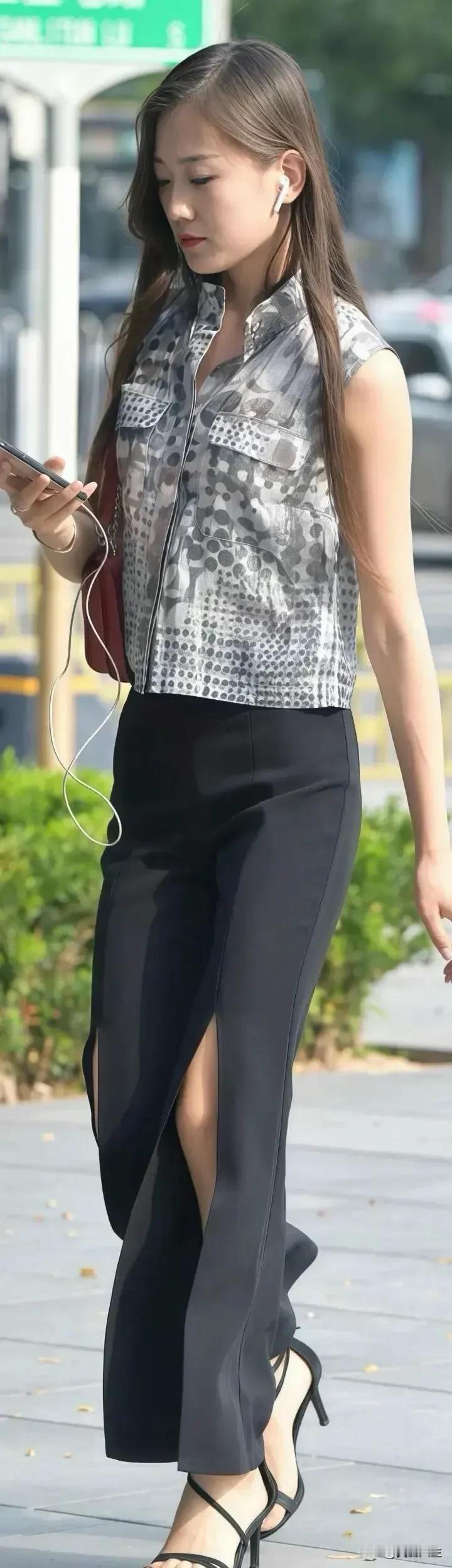 📍𝒁𝒉𝒖𝑯𝒂𝒊
      珠生于贝·贝生于海