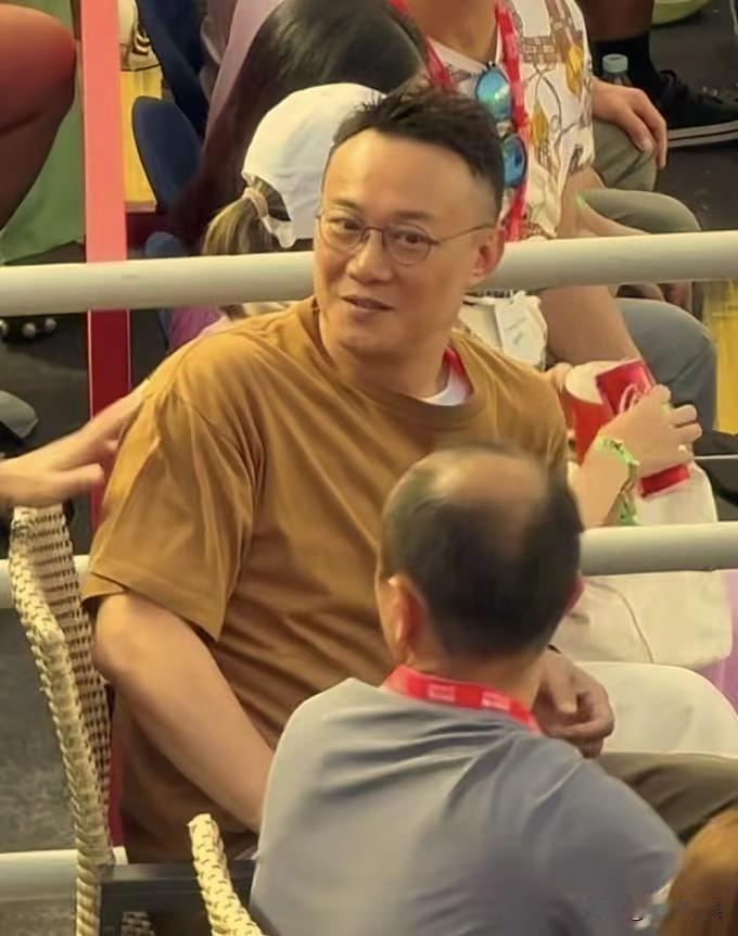 陈奕迅，登上热搜！

11月2日，陈奕迅因为新发型登上热搜，印象中，陈奕迅一直都