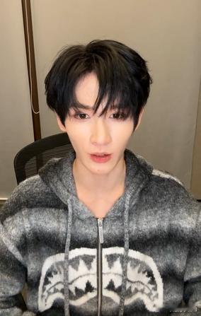 余宇涵突袭直播 刚洗完澡就刷到他突袭，头发还没干就盯着屏幕看！他跟粉丝互动时的反