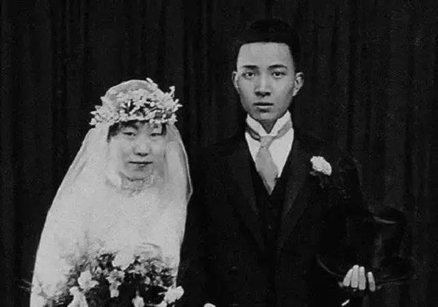 1934年的杭州，《申报》主编史量才的葬礼上，曾经是雏妓的二夫人沈秋水为他弹奏了