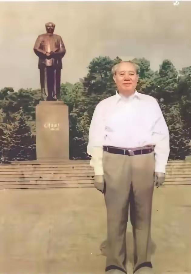 “我这辈子只做了一件事,那就是保护毛主席”。
这是1995年前后,近80岁的他到