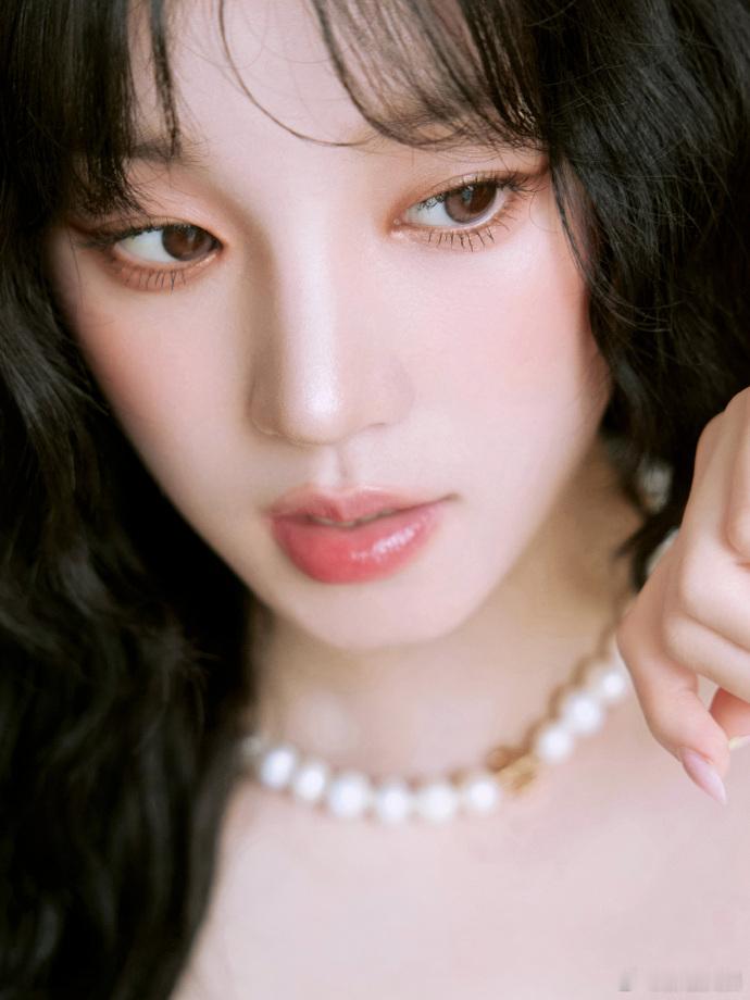 #宋雨琦纯白的茉莉花##宋雨琦超A蛋卷头# 宋雨琦身着小白裙，如纯白茉莉花般美丽