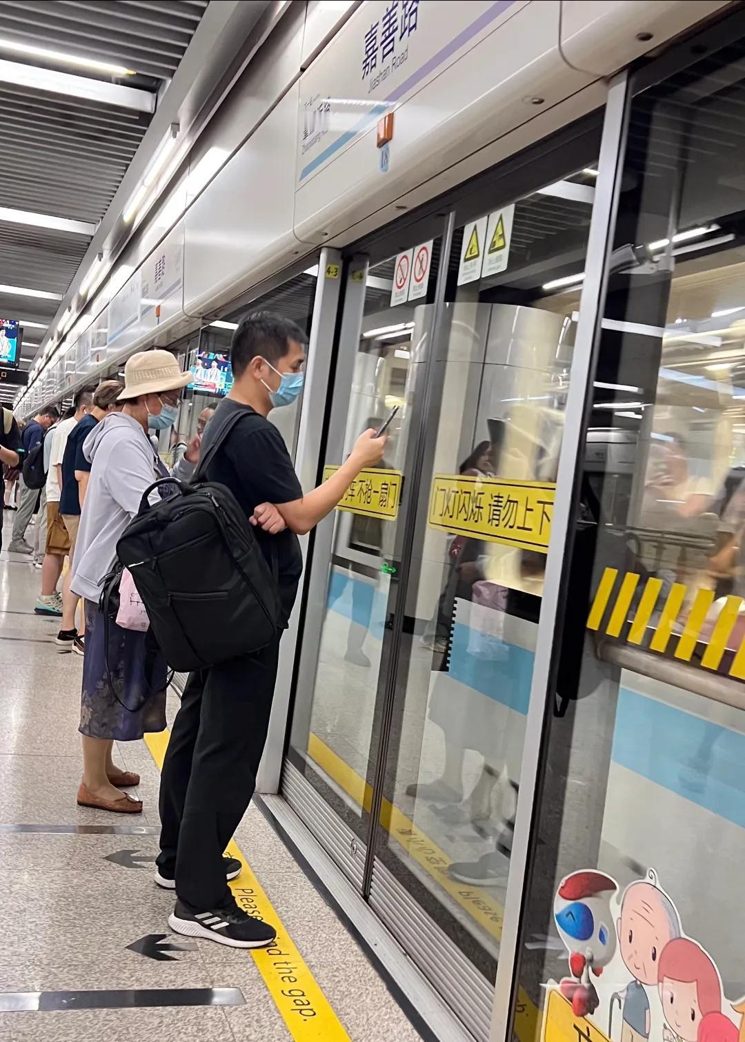 #一句话分享秋日生活#上海人现在是多没素质？地铁先下后上都不饿？站在门中间，是不