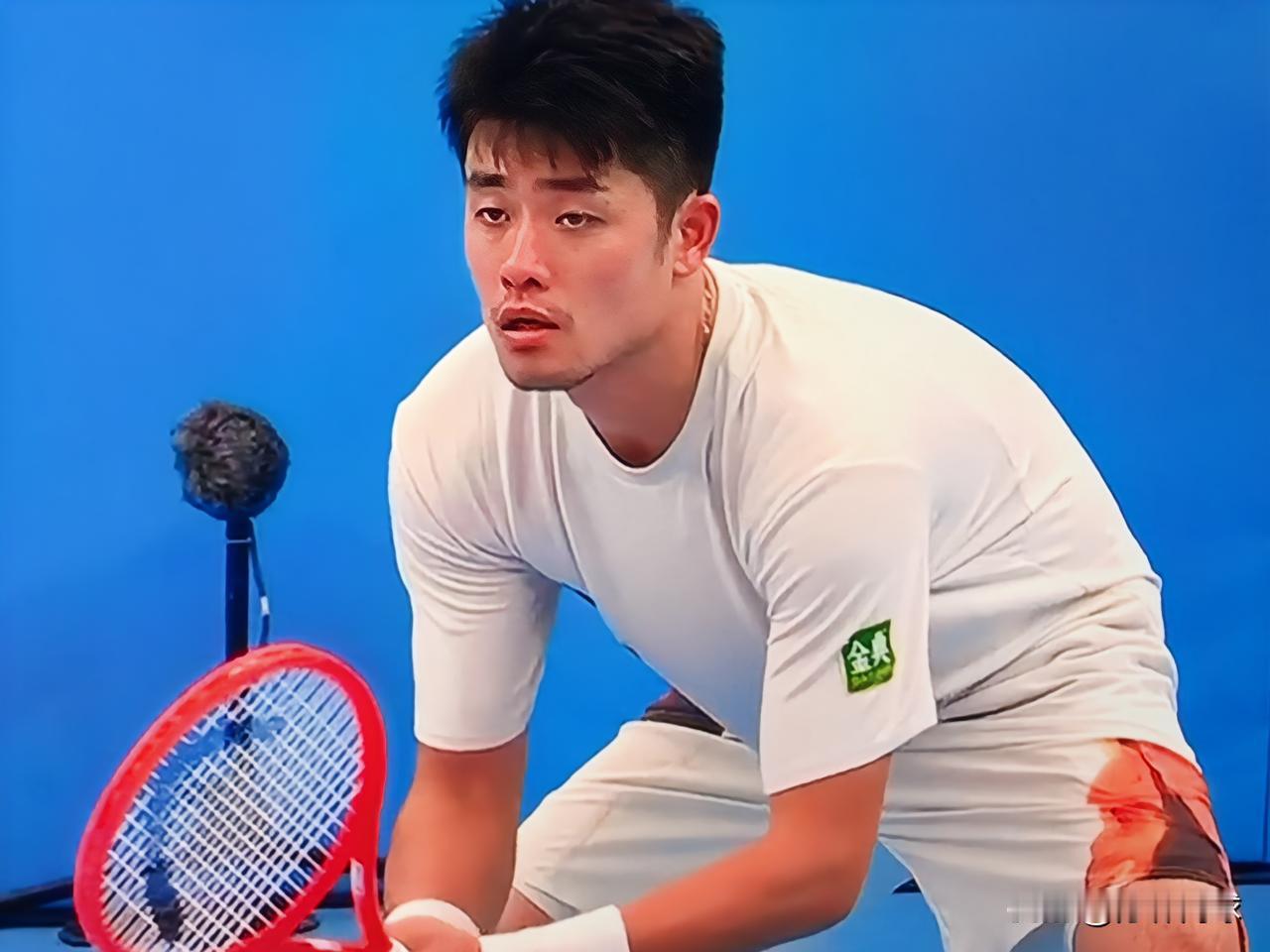 吴易昺关键破发，
决胜盘5-4商骏程，
来到发球胜赛局。
吴易昺