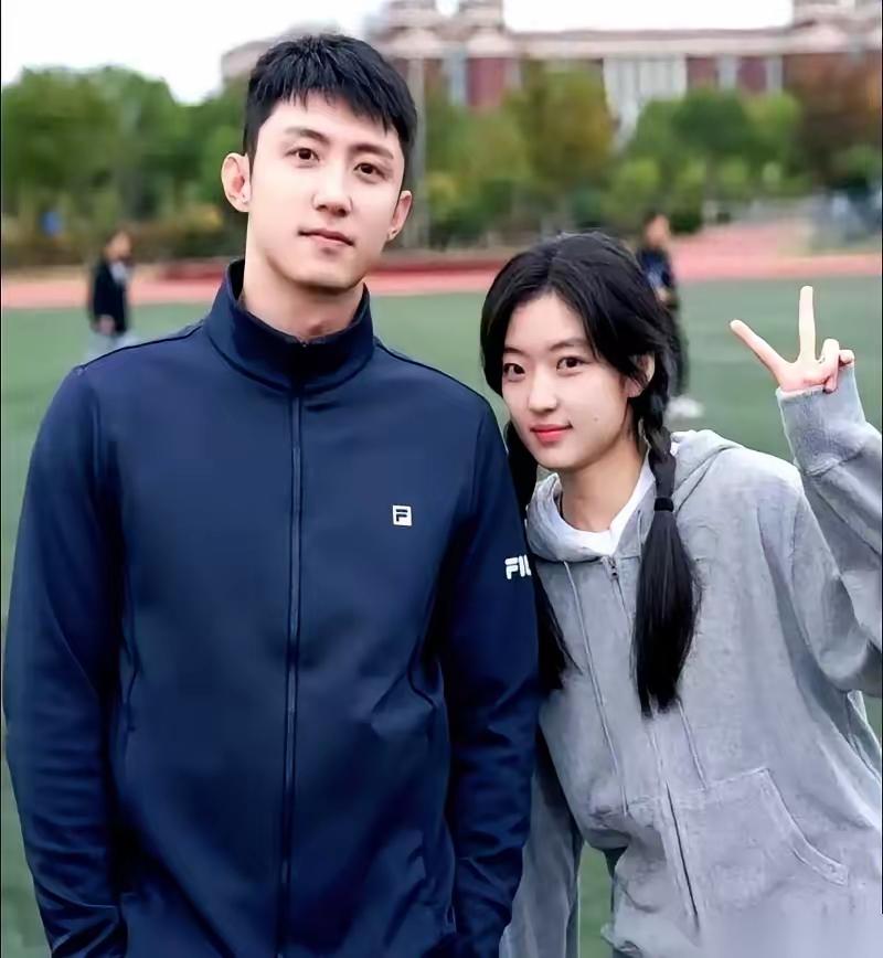 黄景瑜这长相，简直是大学操场上的“白月光”级体育生。
 
一米八几的个子，宽肩窄