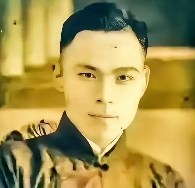 1939年上海擂台，魏庆春被武士刀捅穿胸膛，他没倒下，反而顶着刀锋往前走，台下七