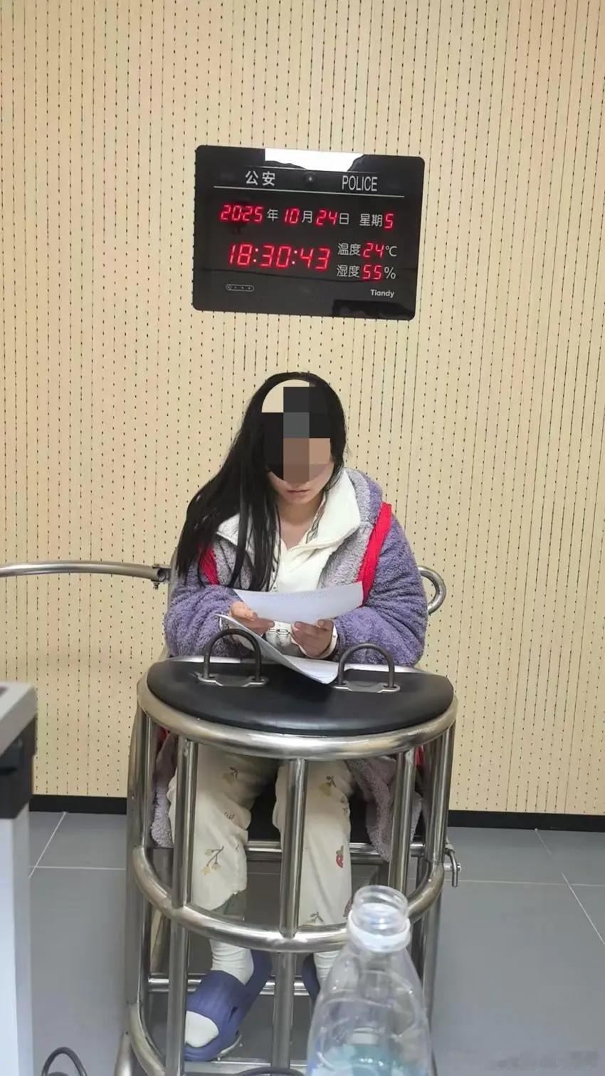 微博知名博主 方某、陆某朋等人通过境外聊天软件与境外诈骗团伙联系，明知资金为电诈