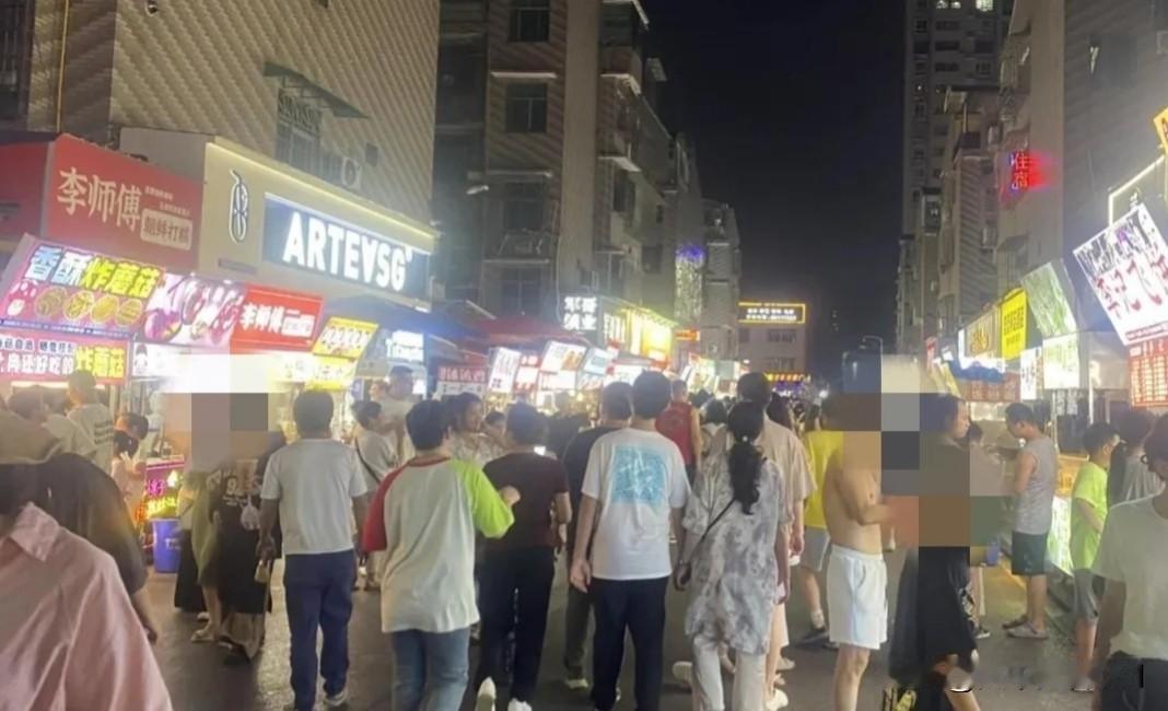 北京的烟火气，真的越来越淡了。
 
家门口的餐饮店频繁倒闭转租，街边小店越拆越少