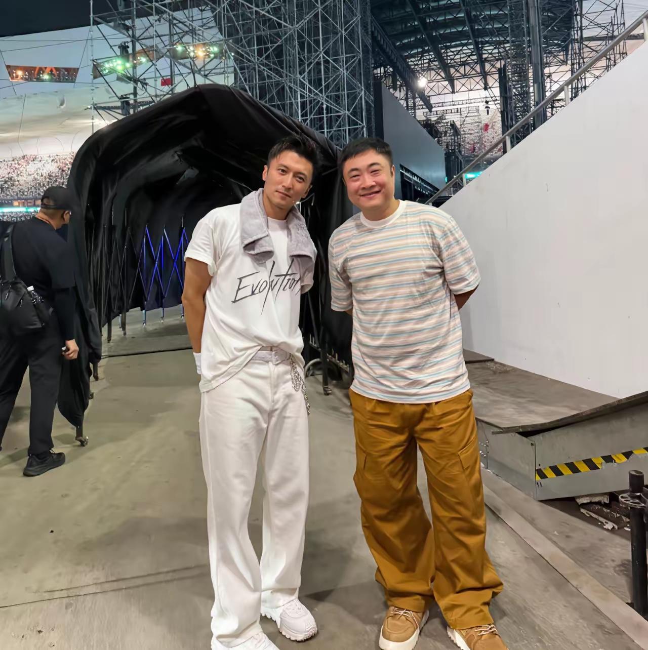 粉丝三蹦子见到了偶像法拉利，尽管法拉利的脖子上还搭了一个毛巾，三蹦子穿的很潮，但