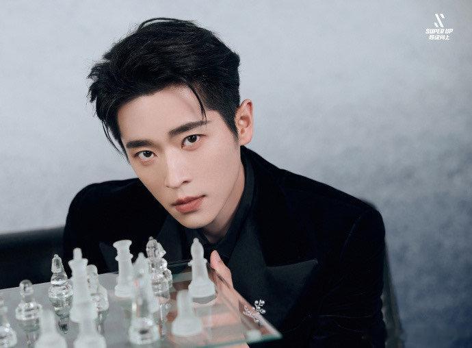 丞磊别盯了我快被帅晕了 丞磊星光大赏鲨疯全场！眉眼清隽配挺拔身形，执子对弈的气质