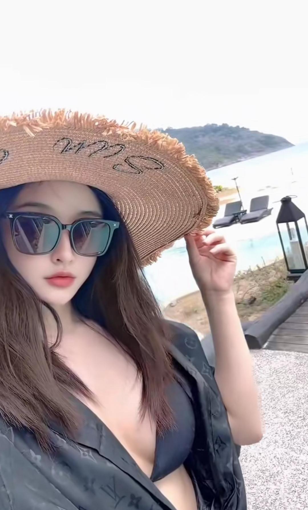 海边度假风，草帽+墨镜，轻松自在！🌞👒🕶️