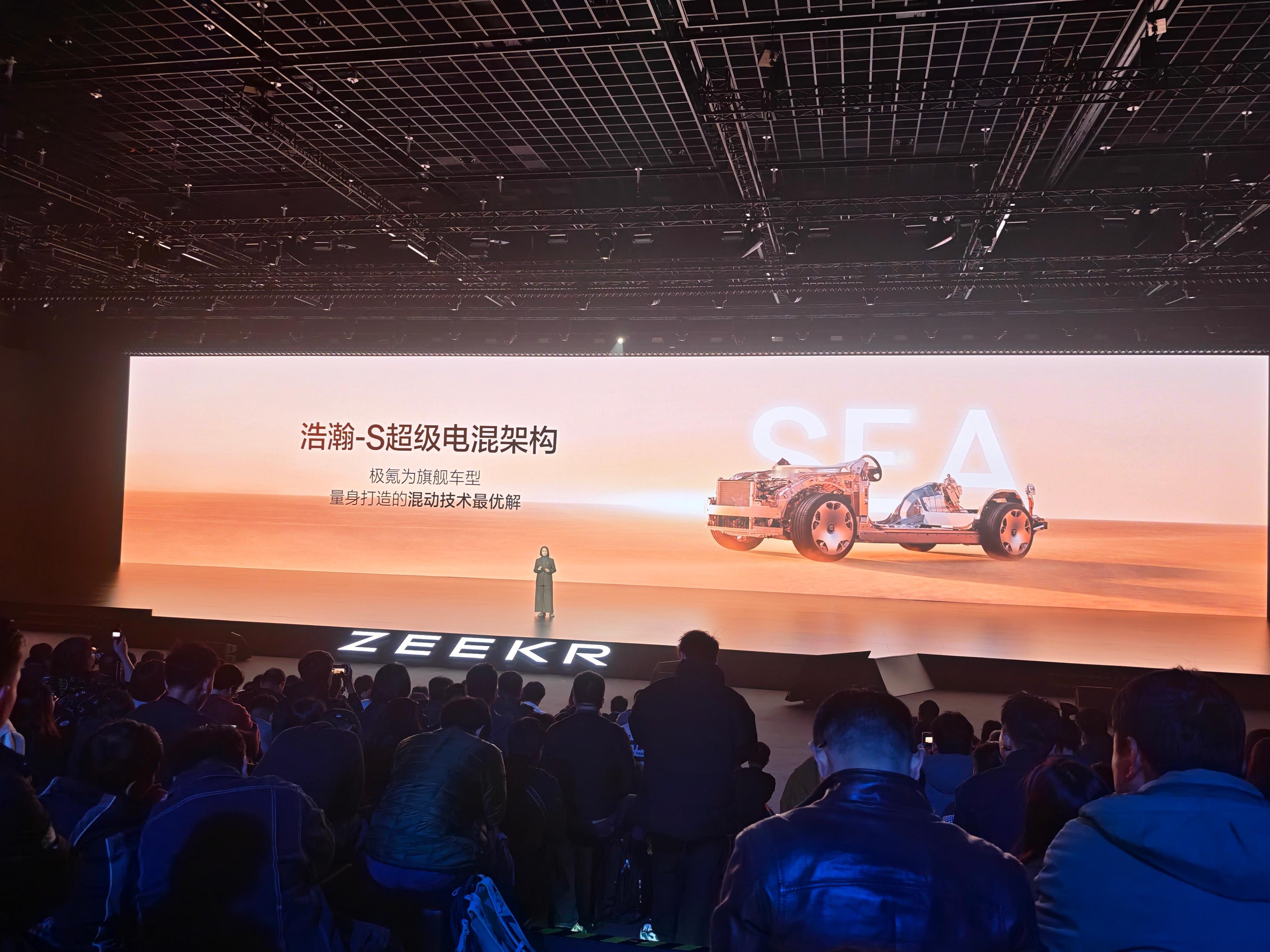 极氪8X极氪8X新公路之王！！！极氪8X搭载浩瀚-S超级电混架构，全栈900V高