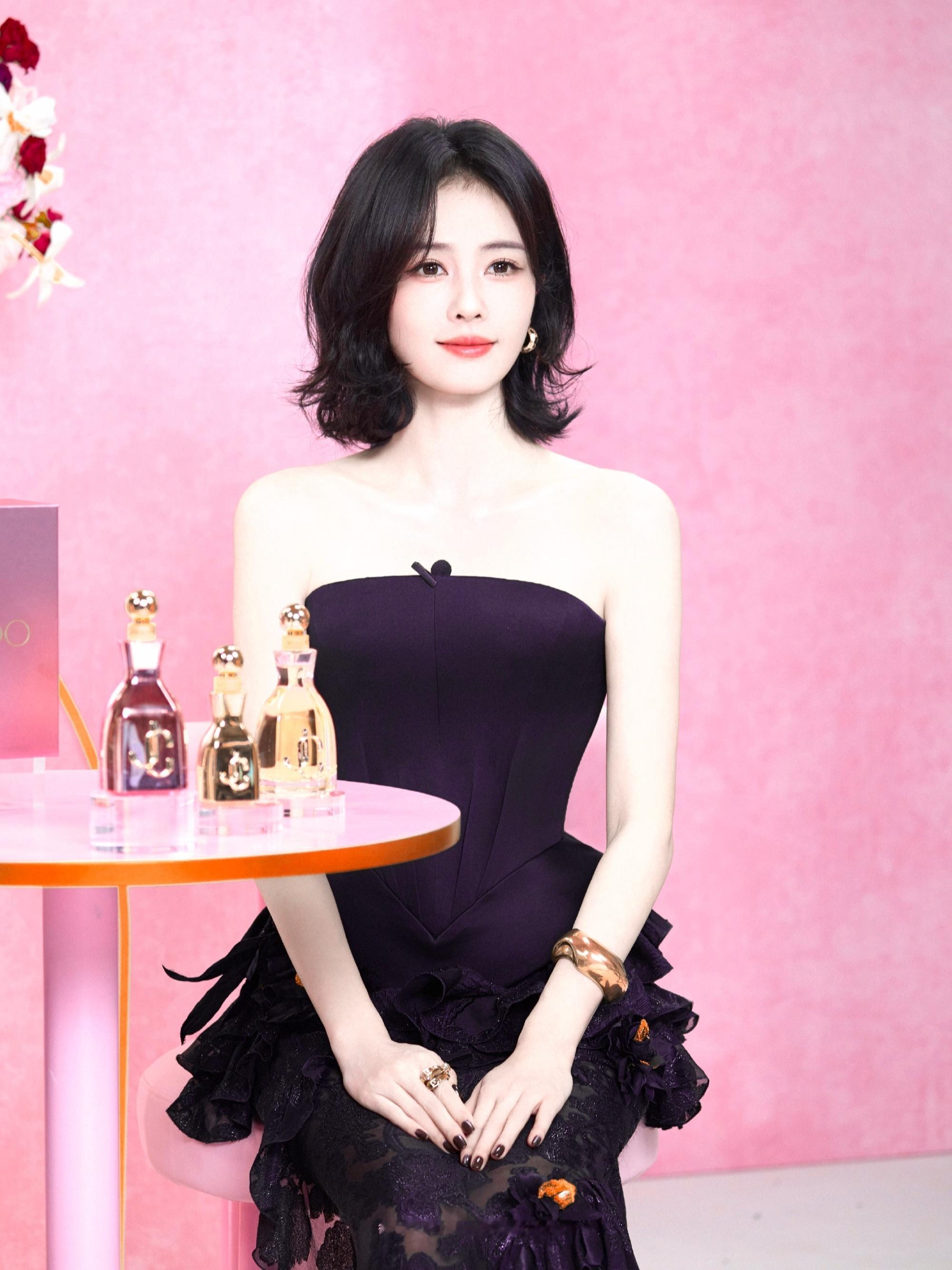 白鹿[超话] 🌸白鹿王韵娜🌸白鹿开到荼蘼你是人间烟火，不自知，我在世俗仰望应