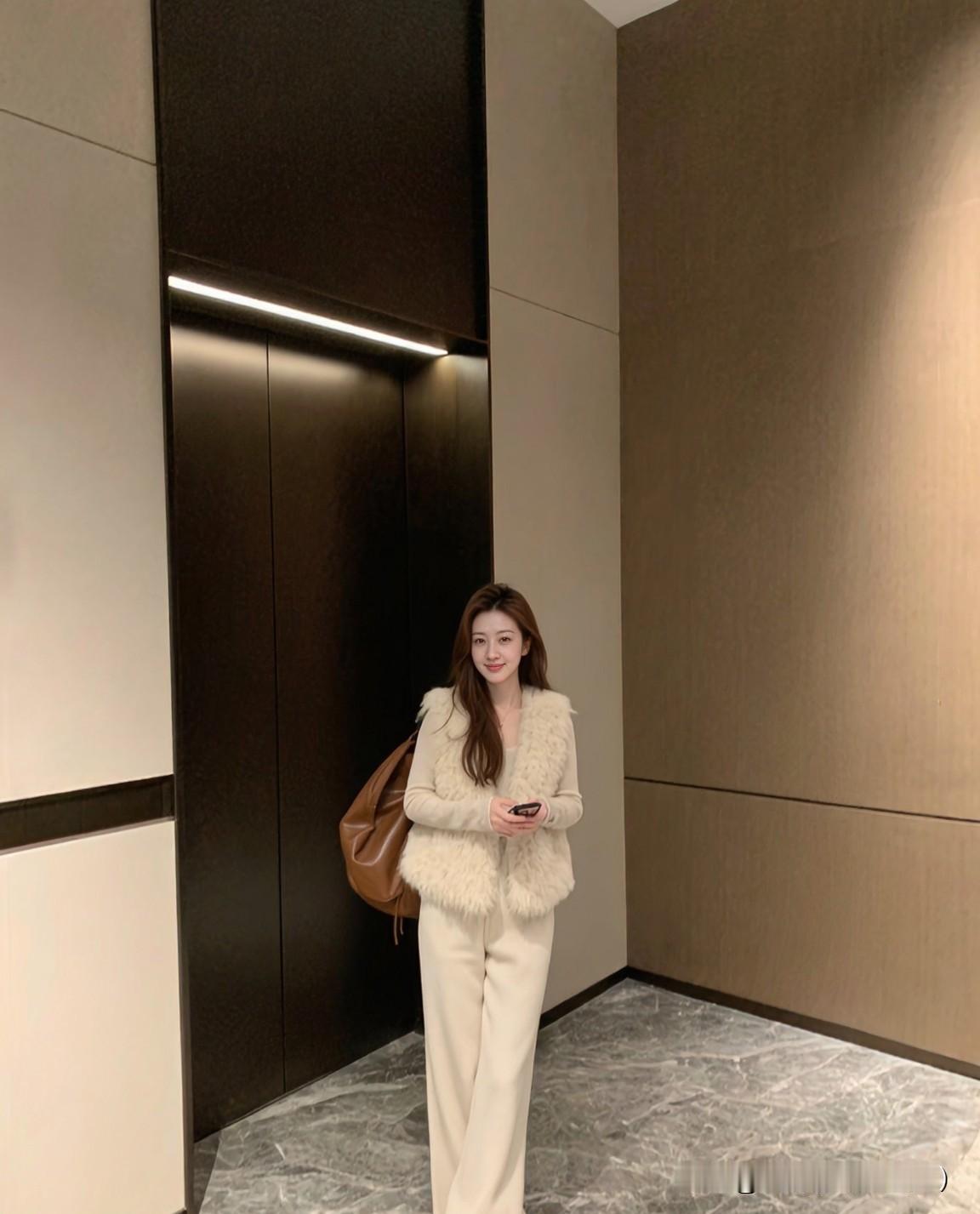 总觉得时间还够，
以为转身就能再见，
可生活总在不经意间
给我们惊喜或惊吓。
那