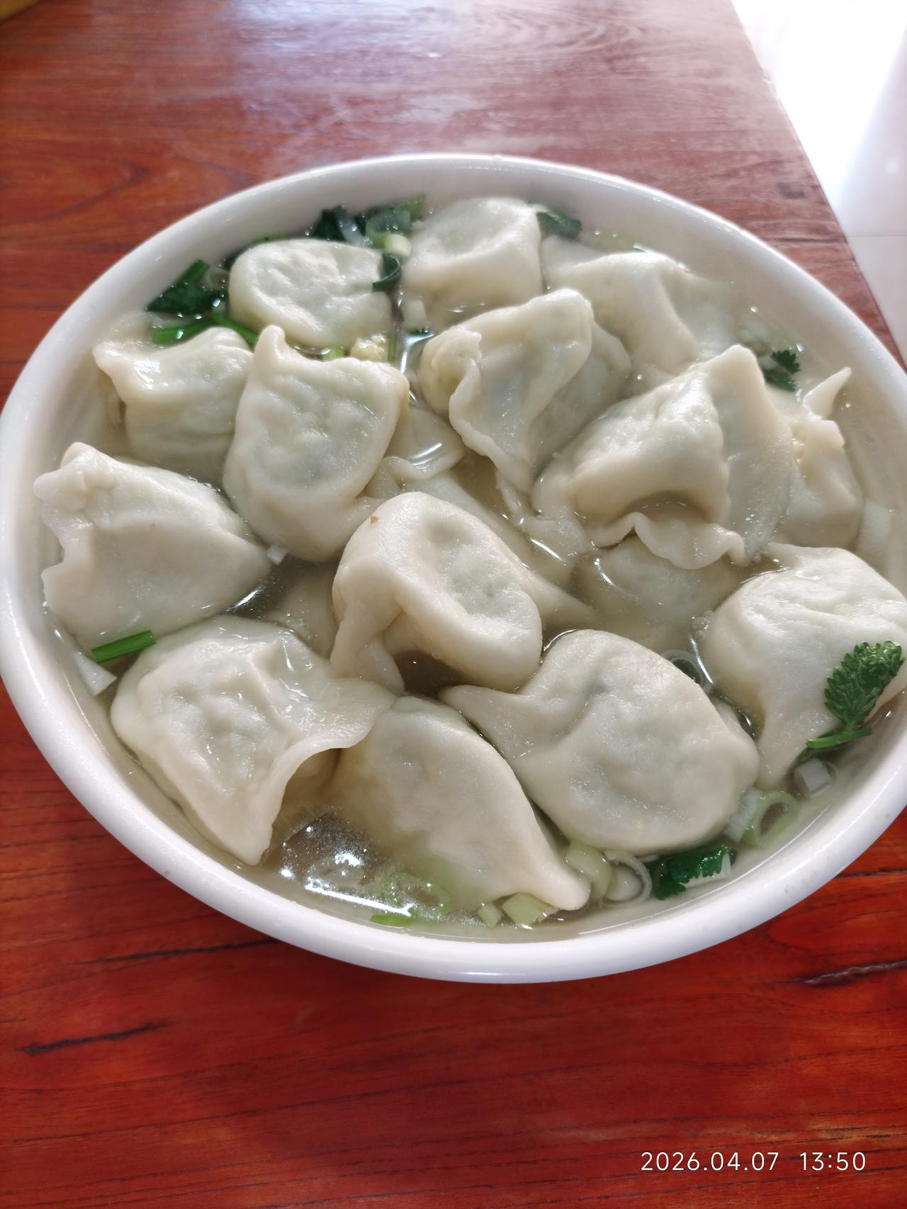 山东省日照消费好低。
图一:20个水饺，只要12元钱。
图二:住宿带洗澡间，才6