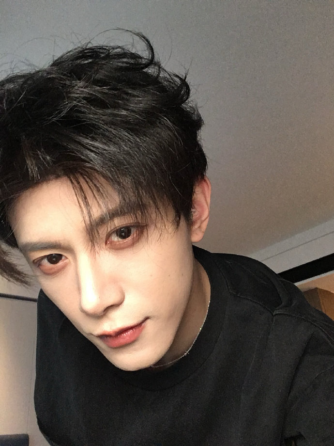 邓凯的反差感 邓凯走机场邓凯的反差感，邓凯走机场，剧里的疯批人设剧外i人小狗，谁