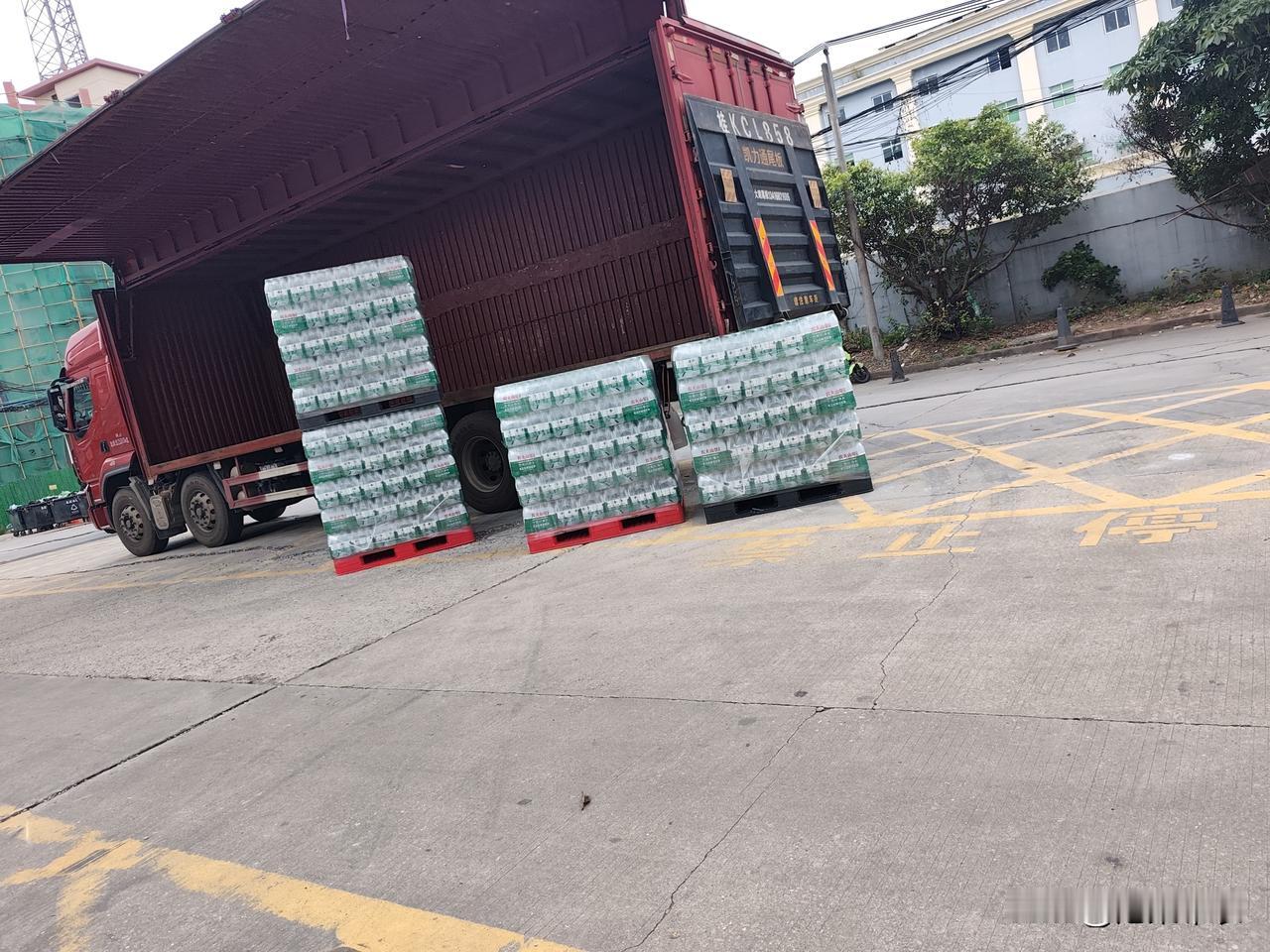 晒图笔记大赛拉农夫山泉的货车把货卸在十字路，这不对吧，不但影响交通，还对农夫山泉