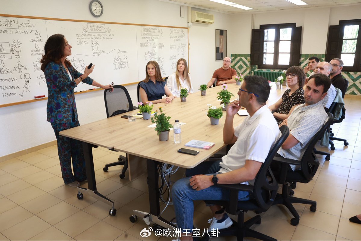 7.8 西班牙索菲亚公主参加两场研讨会，进入室内的第二场姐姐莱昂诺尔惊喜现身支持