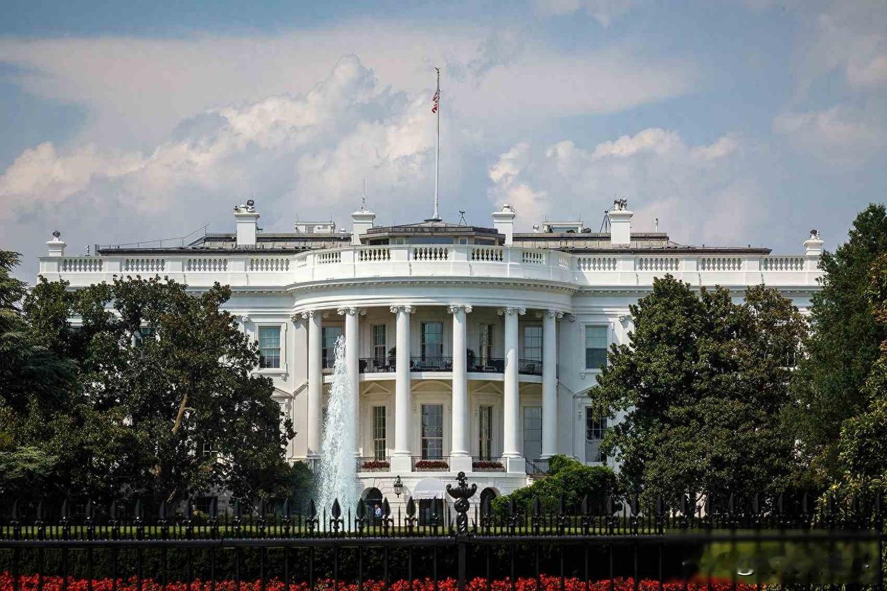 特朗普在1月4日的电话采访里提到美国应该拿下格陵兰，这不是随便说的，到了1月8日