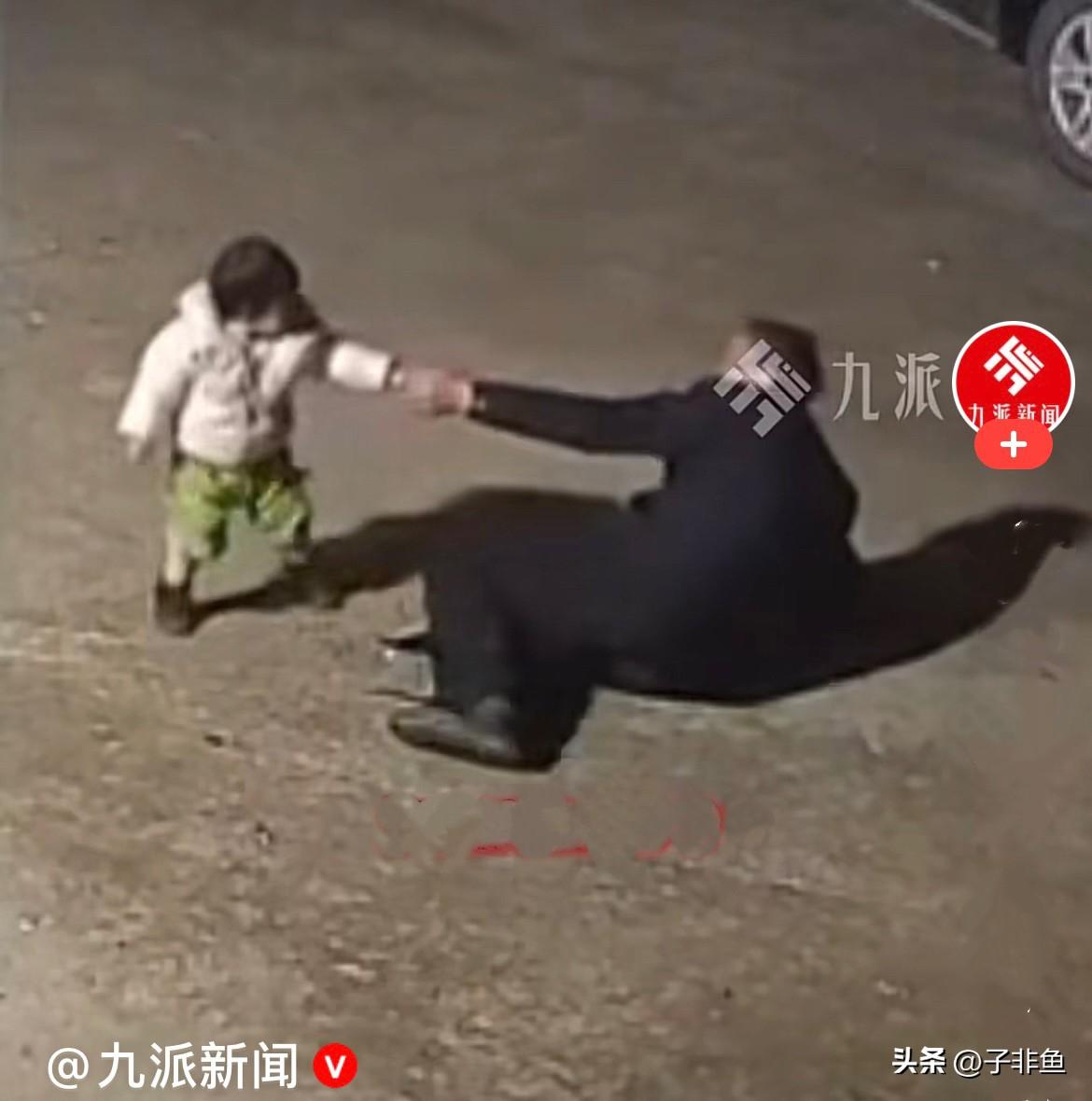 近日，湖南衡阳一75岁太爷爷在家院子里进家上台阶的时候不小心摔倒，当时只有1岁零