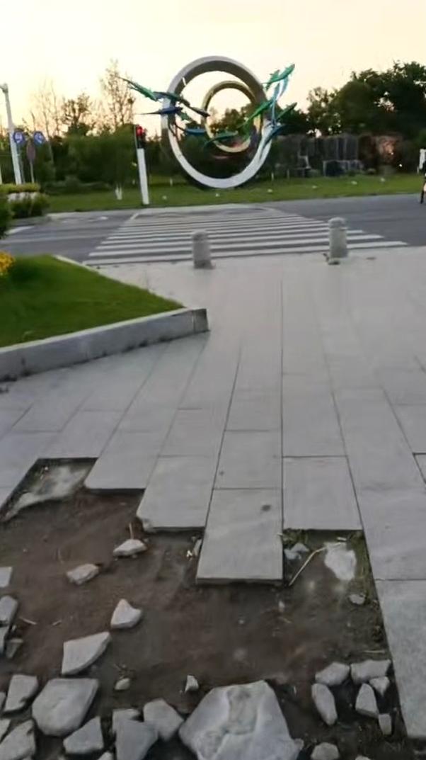 网友吐槽：响水高速口红绿灯西南角的人行道路面，地砖破损问题严重！路面地砖破损已经